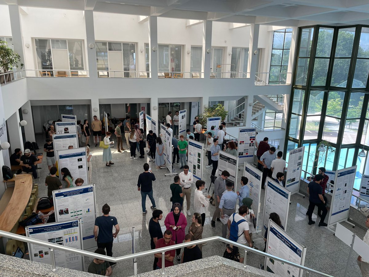 Bugün SDKM'de gerçekleştirilen fuarda Bilgisayar Müh. öğrencilerimiz bitirme projelerini İTÜ'den ve sektörden gelen misafirlere sundular. Birbirinden başarılı projeler geliştiren öğrencilerimizi ve öğretim üyelerimizi kutluyor, katılımcılara ilgilerinden dolayı teşekkür ediyoruz.