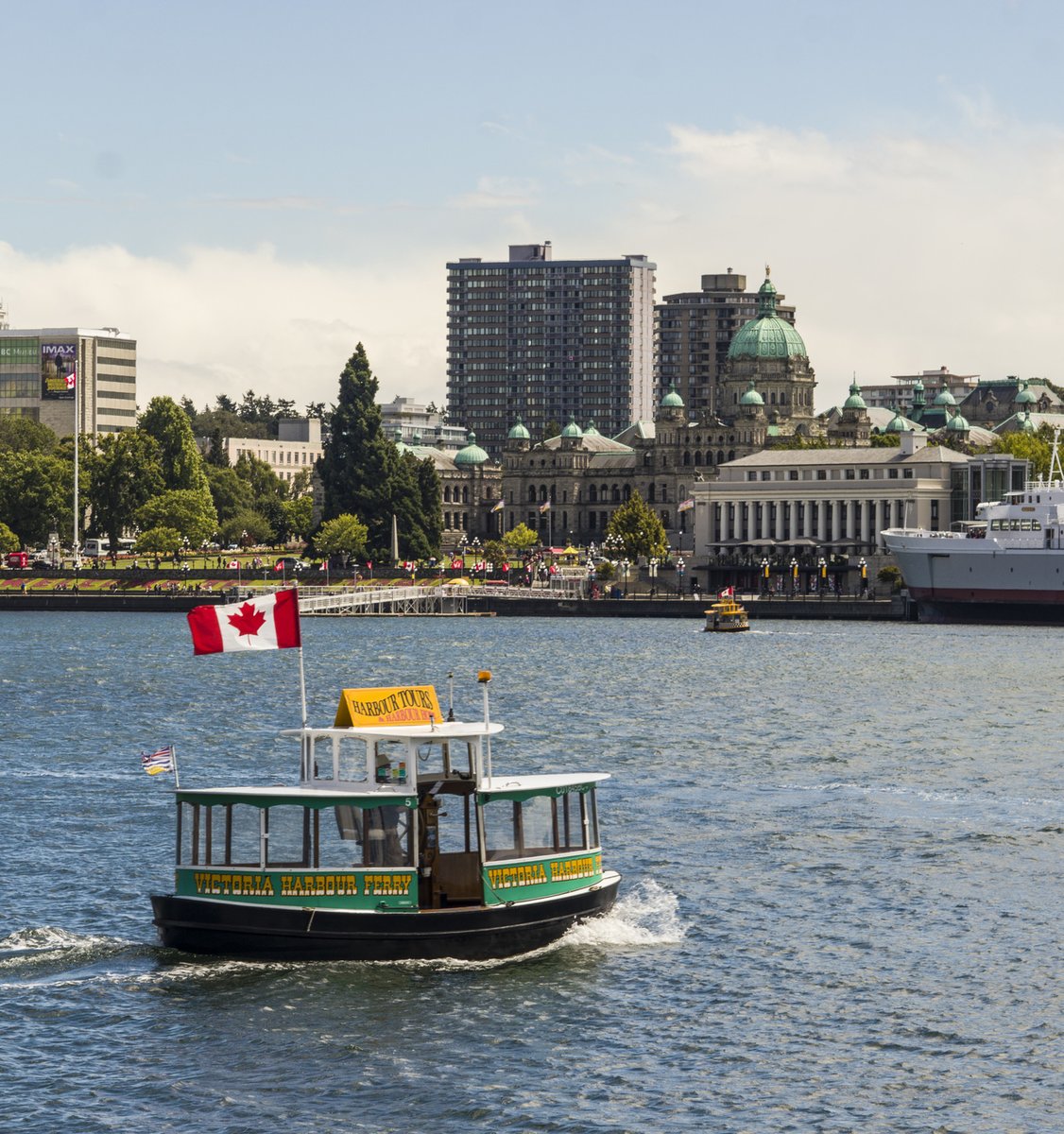 victoriavisitor's tweet image. A5. Have you ever seen a boat dance? We can’t contain our love for the adorable @VicHarbourFerry pickleboats, which dance their famous Water Ballet across our Inner Harbour each summer!🚢

📹therealgabtravel (IG)
#CanadaChat | @ExploreCanada