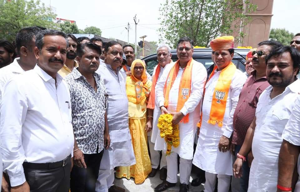 BJP4Rajasthan's tweet photo. भाजपा प्रदेश अध्यक्ष डॉ. सतीश पूनिया का प्रवास के दौरान पाली एवं सिरोही की जनता ने किया भव्य स्वागत। https://t.co/fGUq8wfS82