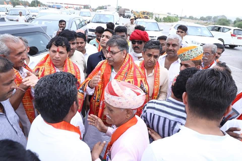 BJP4Rajasthan's tweet photo. भाजपा प्रदेश अध्यक्ष डॉ. सतीश पूनिया का प्रवास के दौरान पाली एवं सिरोही की जनता ने किया भव्य स्वागत। https://t.co/fGUq8wfS82