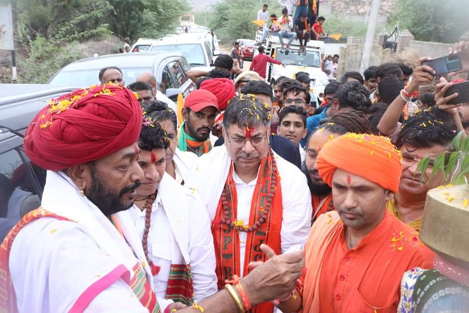 BJP4Rajasthan's tweet photo. भाजपा प्रदेश अध्यक्ष डॉ. सतीश पूनिया का प्रवास के दौरान पाली एवं सिरोही की जनता ने किया भव्य स्वागत। https://t.co/fGUq8wfS82
