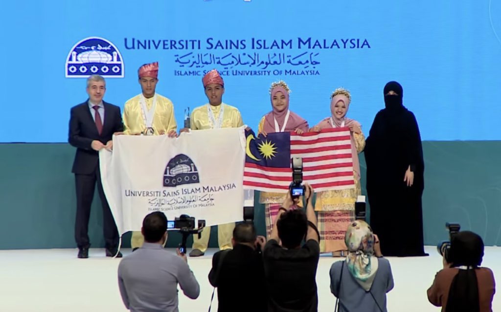 Pasukan debat Bahasa Arab Almuthla USIM telah merangkul Naib Johan di International Universities Arabic Debating Championship 2022 bagi kategori Bukan Penutur Bahasa Arab. 

Mabruk! <a href="/almuthla_usim/">Al Muthla USIM 🇲🇾</a> <a href="/kelabdebatusim_/">Kelab Debat USIM</a> 

<a href="/drzul_albakri/">Dr. Zulkifli Mohamad Al-Bakri</a> <a href="/MOHEOfficial/">Kementerian Pendidikan Tinggi</a> <a href="/QatarDebate/">QatarDebate</a> 

#IUADC22