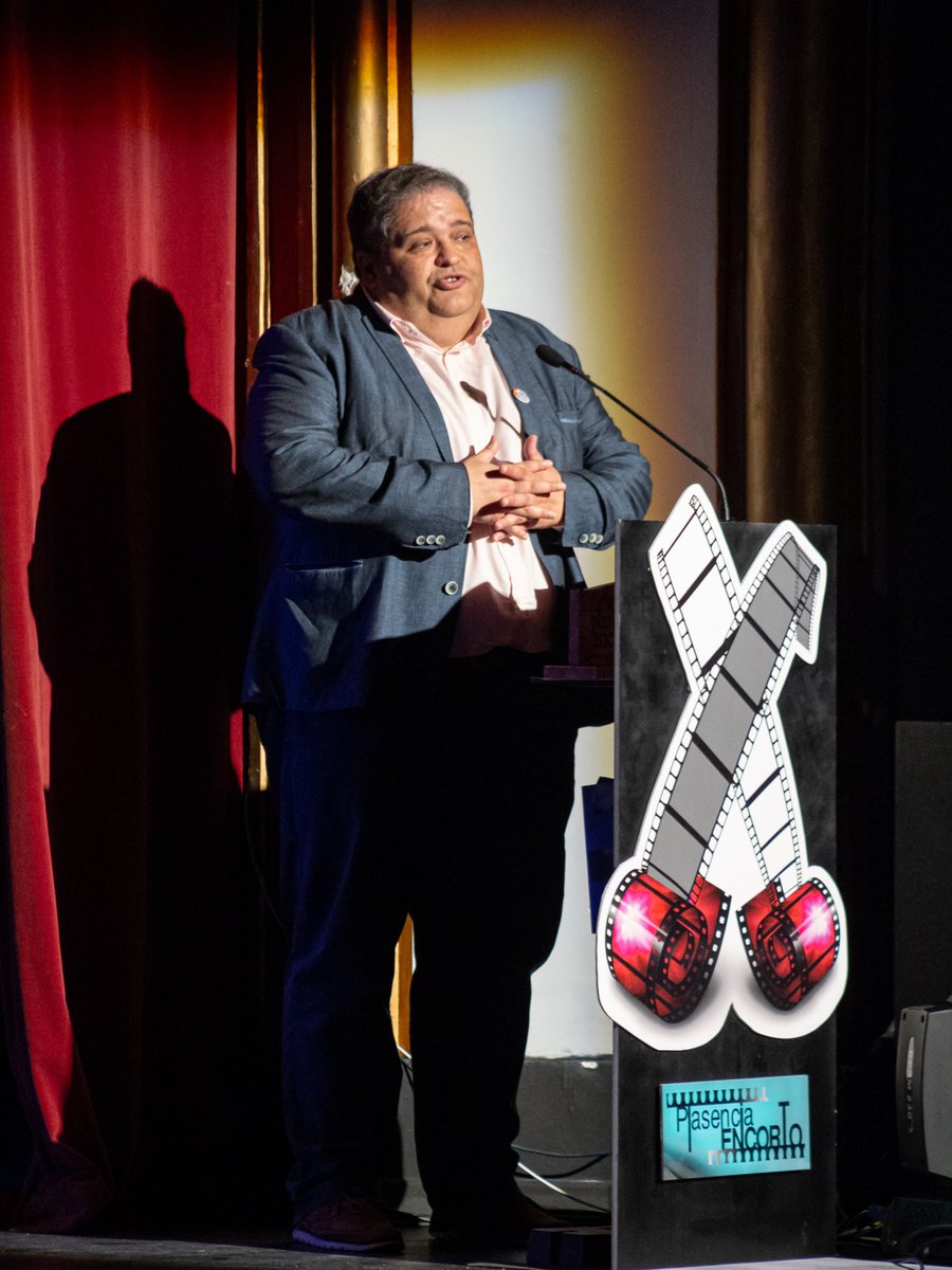 Encorto_24's tweet photo. 🎬 X Festival Nacional de Cortometrajes #PlasenciaEncorto🏆El Premio compromiso con el cine en Extremadura es para El Festival de Cine Inédito de Mérida @FCIMerida recoge el premio @angelbrizher director del festival y @DavidGarridoBaz director de programación. https://t.co/E835E0FWqI