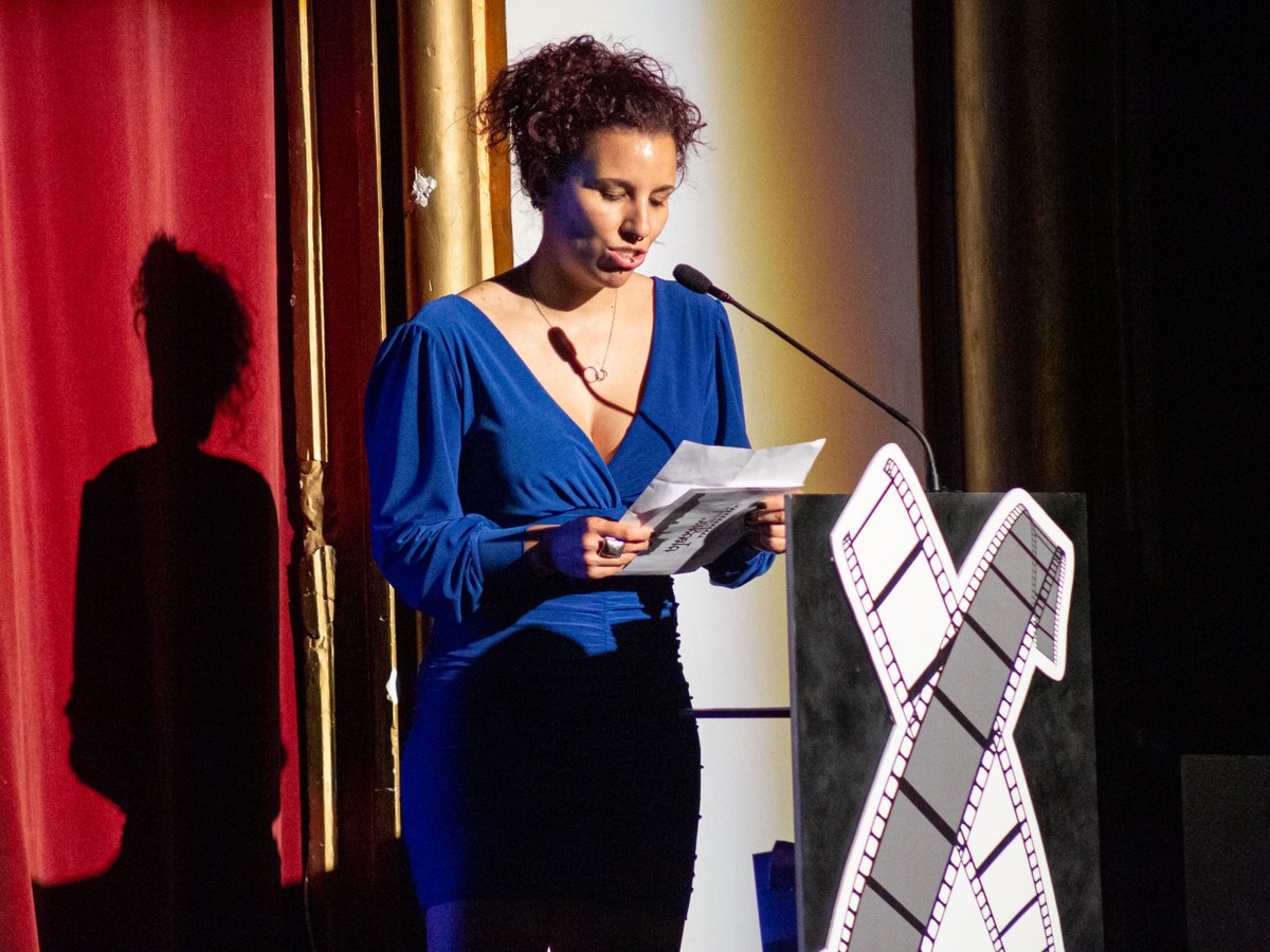 Encorto_24's tweet photo. Entregó el premio Natalia Pérez, @NatBm35 directora del Festival Nacional #PlasenciaEncorto. #extremadura #cine 
➡️ Todas las Fotos en nuestra web! https://t.co/b4Ds373kZe https://t.co/5Kic3Cgb4R
