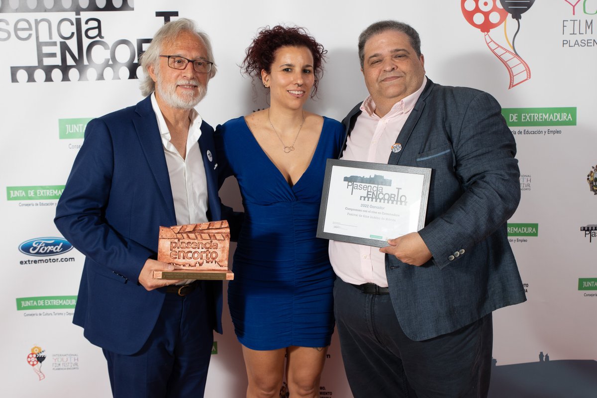 Encorto_24's tweet photo. Entregó el premio Natalia Pérez, @NatBm35 directora del Festival Nacional #PlasenciaEncorto. #extremadura #cine 
➡️ Todas las Fotos en nuestra web! https://t.co/b4Ds373kZe https://t.co/5Kic3Cgb4R
