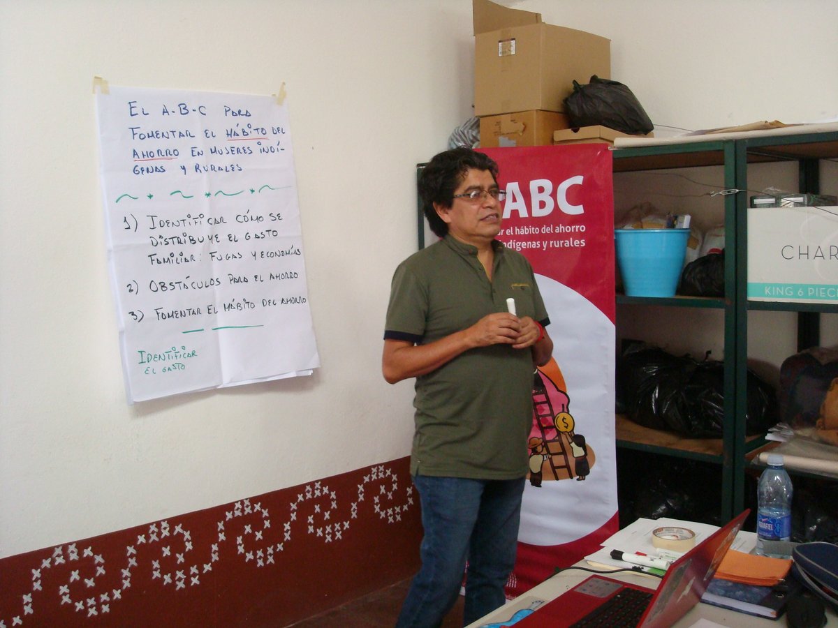 MISOCA_AC's tweet photo. Iniciamos curso de capacitación para fomentar el hábito del ahorro con las artesanas de la organización: "Temachij-Cihuatl" en Hueyapan, Puebla. https://t.co/WQ4ZpFNQNB