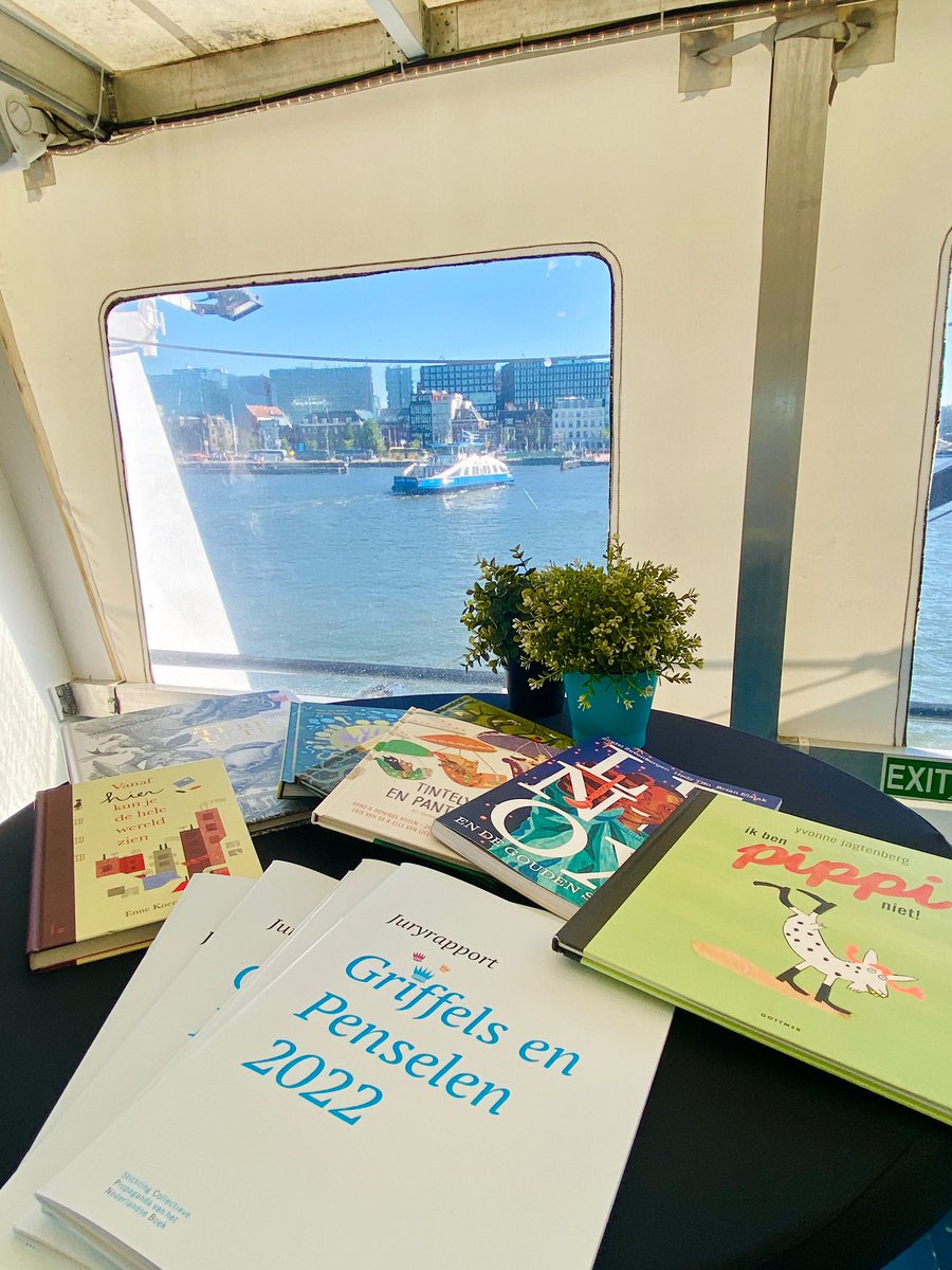 Tijdens een zonnige boottocht over de Amsterdamse wateren zijn de Bronzen en Zilveren Griffels en Penselen uitgereikt! De CPNB feliciteert alle winnaars en uitgeverijen 🥳🎉
