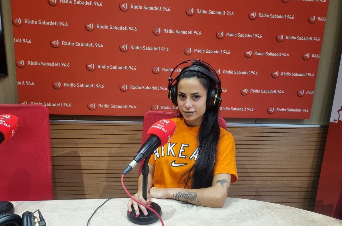 RadioSabadell's tweet photo. 🔊 ÀUDIO #AlMatí |  Carlenne: "La meva música reflecteix com sóc i d'on vinc". 

La sabadellenca @carlenne99 ens presenta el seu nou treball, 'Sirena', una cançó on barreja estils tan dispars com la urbana, el pop, el flamenc o la rumba.  

▶️ https://t.co/rPP2QVMHzq https://t.co/wtGVGm84wM