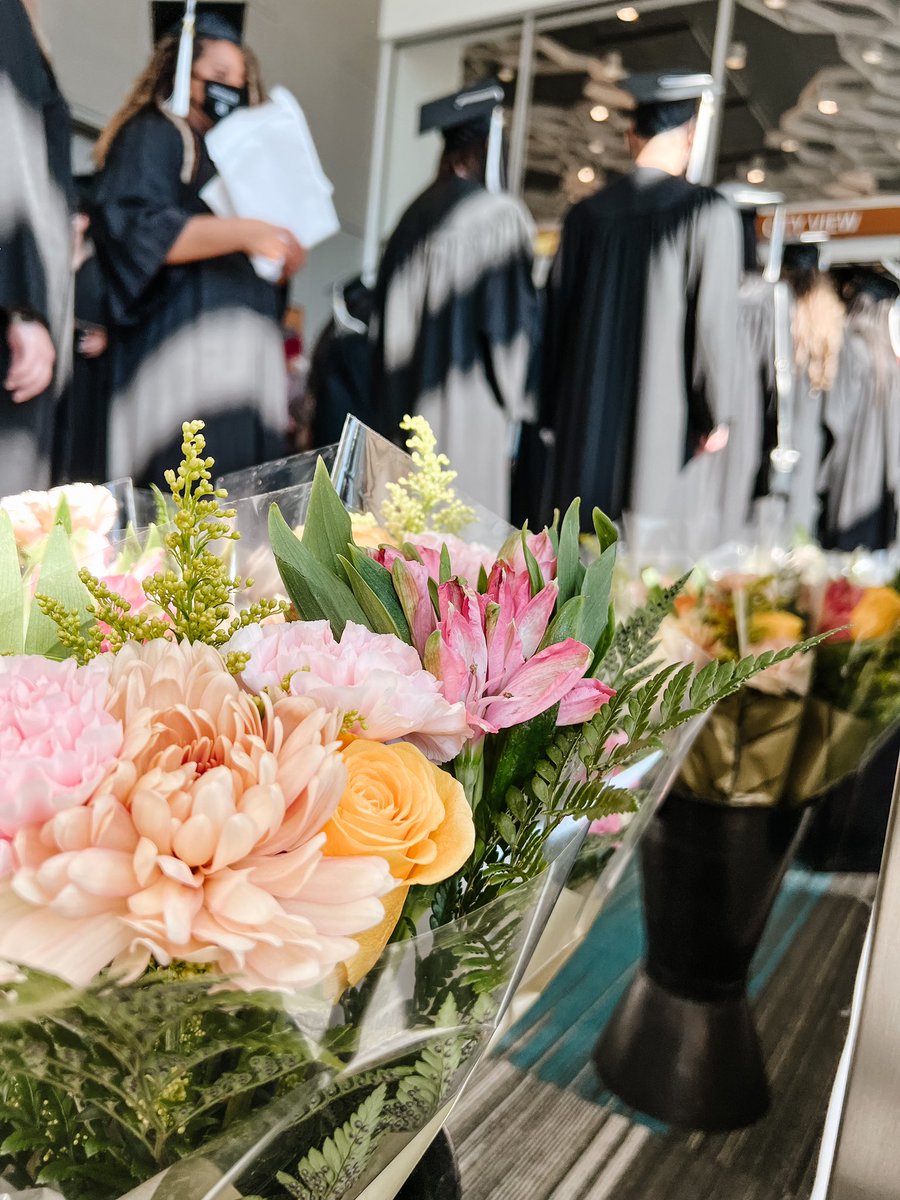 freshcutdtown's tweet photo. @RBCConvCtreWpg for grad pop ups for the next 2 weeks! https://t.co/aWMglpvYO5