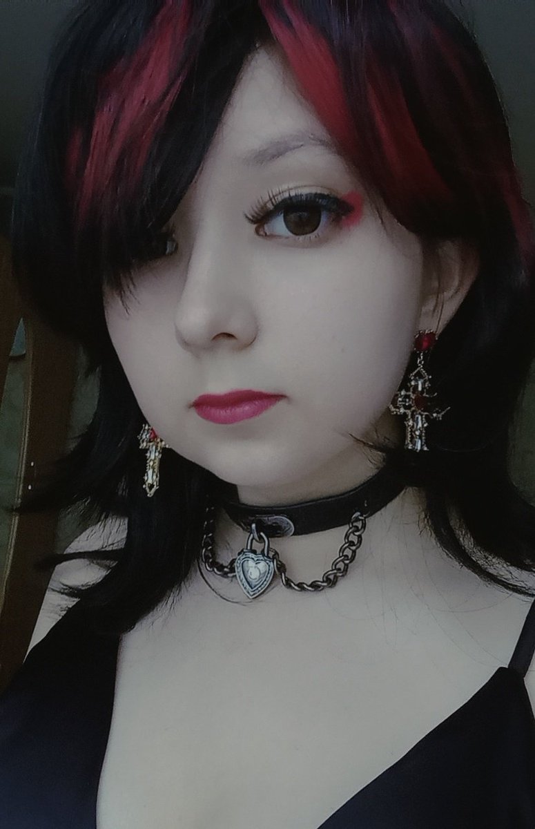 polinycht's tweet photo. *gives you a kiss*
#VoxAkuma #Voxanne https://t.co/rXY5kFsGfu