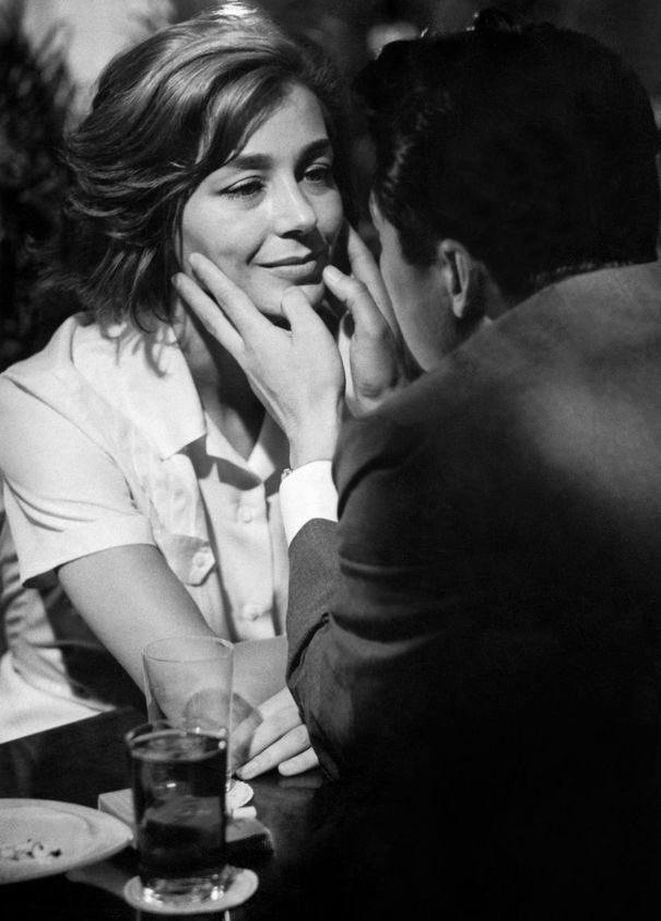 <히로시마, 내 사랑>의 엠마누엘 리바, 넘 이쁘다. 영화 <아무르>의 안느라는 걸 오늘에야 알았네. 나의 장래희망은 곱고 아름답게 나이드는 것.ترجم...