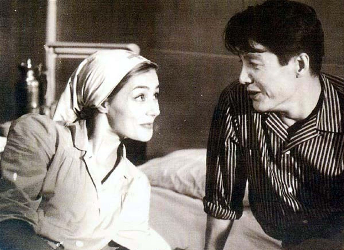 <히로시마, 내 사랑>의 엠마누엘 리바, 넘 이쁘다. 영화 <아무르>의 안느라는 걸 오늘에야 알았네. 나의 장래희망은 곱고 아름답게 나이드는 것.ترجم...