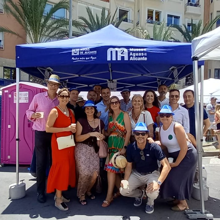 AMAEM_Oficial's tweet photo. #AguasdeAlicanteEstamosAqui
Hoy nos ha acompañado en nuestra carpa de la Plaza de los Luceros una representación de @infoHIDRAQUA y sus empresas participadas para disfrutar de la mascletá 🎆 y del #aguadegrio 🚰 ¡Muchas gracias por vuestra visita!

#Fogueres2022 #Alacant https://t.co/cVa561Vb9D