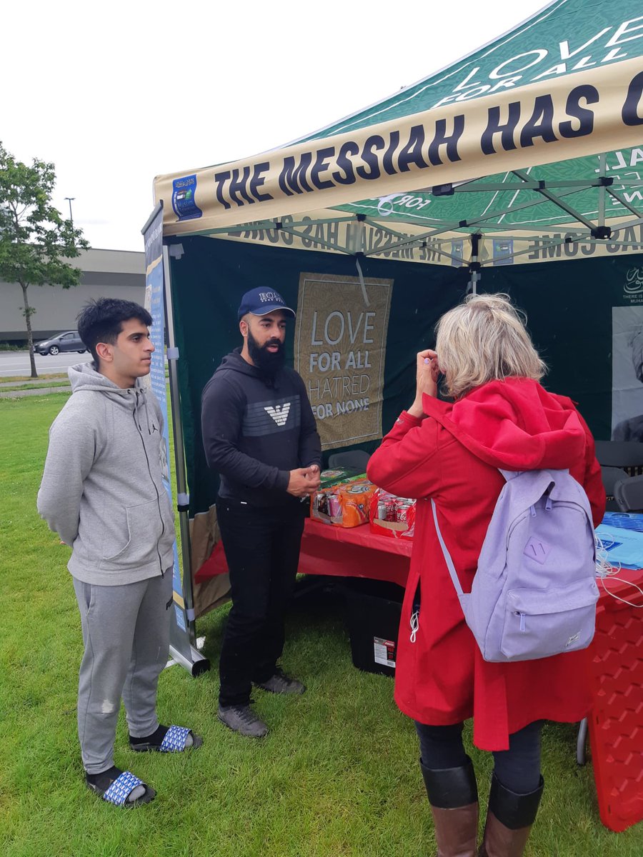 Amjvancouver's tweet photo. AMJ Vancouver had the opportunity to serve the local people at the #NationalIndigenousPeoplesDay by providing FREE water/drinks and samosas held at Holland Park. It was a great opportunity to interact with the local people and build friendships https://t.co/IdLitl1EaE