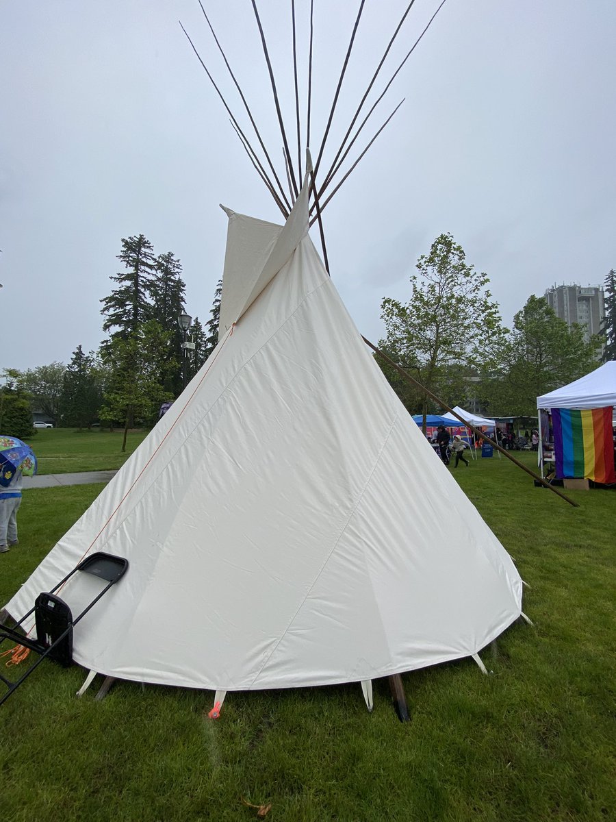 Amjvancouver's tweet photo. AMJ Vancouver had the opportunity to serve the local people at the #NationalIndigenousPeoplesDay by providing FREE water/drinks and samosas held at Holland Park. It was a great opportunity to interact with the local people and build friendships https://t.co/IdLitl1EaE