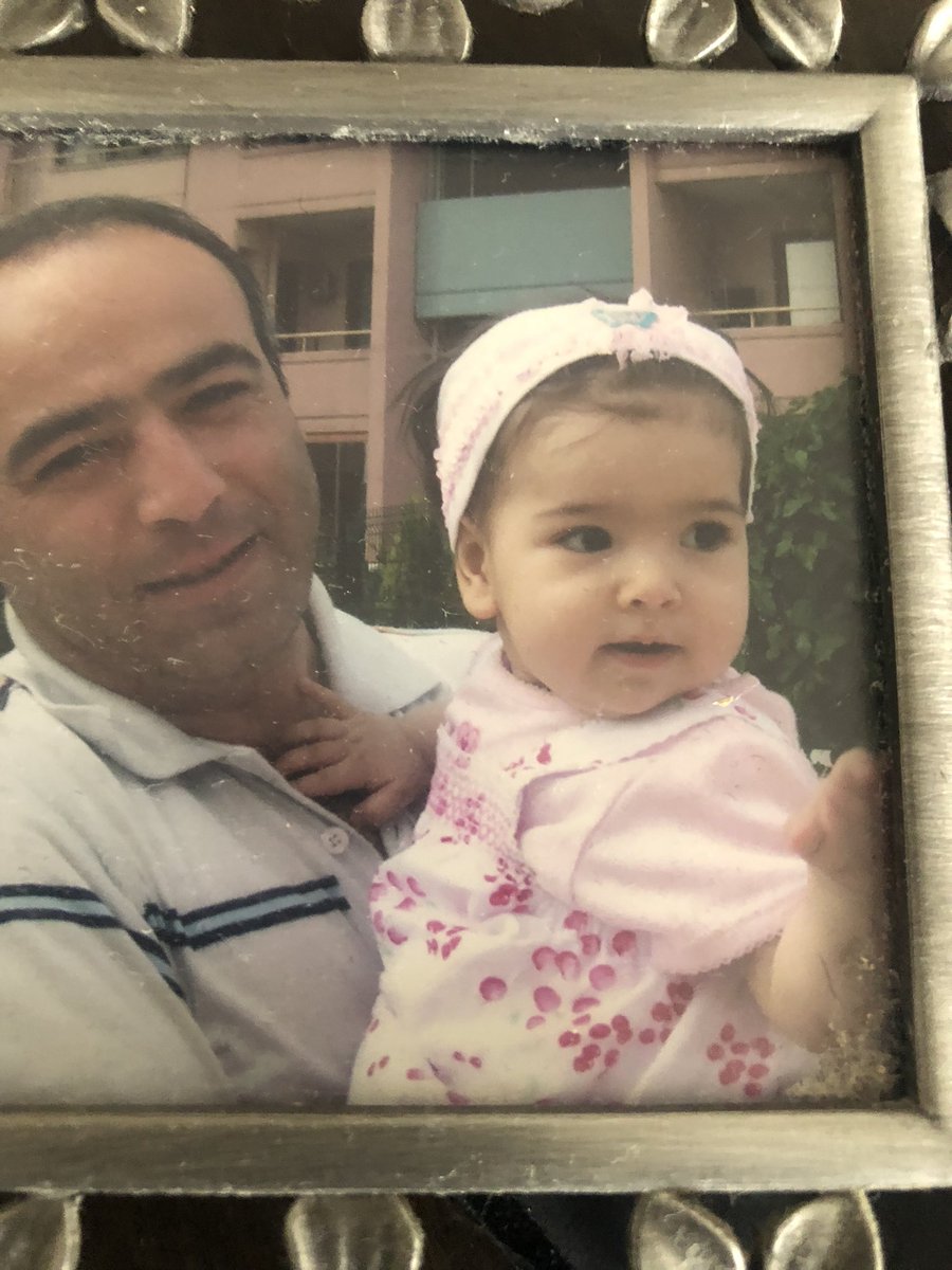 cemalyldrm's tweet photo. Bu benim kuzum. Şimdi 16 yaşında. Yıllarca işimden atıldığımı, sokakta direndiğimi gizledim. Oda bildiğini bizden gizledi. Şimdi hukukçu olmak istiyor. KHK ne mi işte bu. Hesap sadece aritmetik, geometrik değil, öyle bir hesabım varki çarpanı sonsuz. https://t.co/t5aByx2U1c