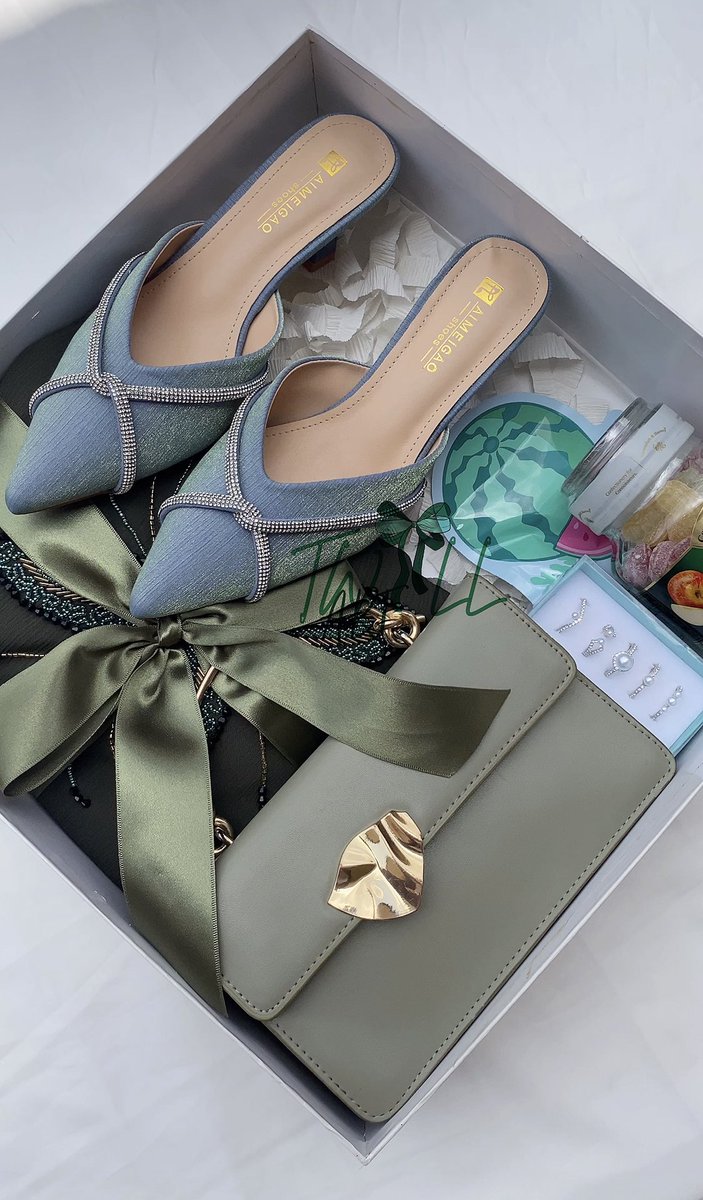 Twillxart2's tweet photo. This 💙 or That?💚
Our Eid outfit gift boxes >>!😍 https://t.co/rXbjir8w0G