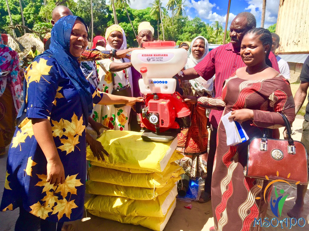 msoapomtwara's tweet photo. Afisa mradi wa kujenga uchumi na jinsia kutoka #Msoapo upande wa kushoto ni ndg Jamila Hakika,akigawa vifaa mbali mbali vya kutendea kazi kwa vikundi (15) vya wakulima wa mboga mboga, ufugaji na makundi mengine ktk Vijiji vya #Moma,#Lukweta n.k.
@SWISSAID_Tz https://t.co/Bl5GoLfFSH