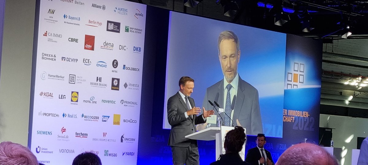 BreuerCMA's tweet photo. Finanzminister Christian Lindner beim #TDImmo22 zur jetzigen Situation steigender Energiepreise: Besser roten Wasserstoff als gar keinen Wasserstoff.@ZIAunterwegs https://t.co/bRNlAJpLB8