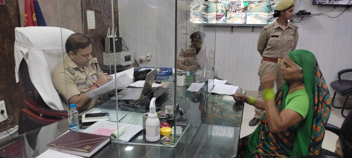 firozabadpolice's tweet photo. वरिष्ठ पुलिस अधीक्षक फिरोजाबाद द्वारा पुलिस कार्यालय पर आने वाले समस्त फरियादियों की समस्याओं को सुनकर ""डिजिटल खिड़की"" के माध्यम से समस्त थाना प्रभारियों को मौके पर ही निर्देशित कर कराया जा रहा गुणवत्तापूर्ण निस्तारण। https://t.co/P2XNYuHjAG