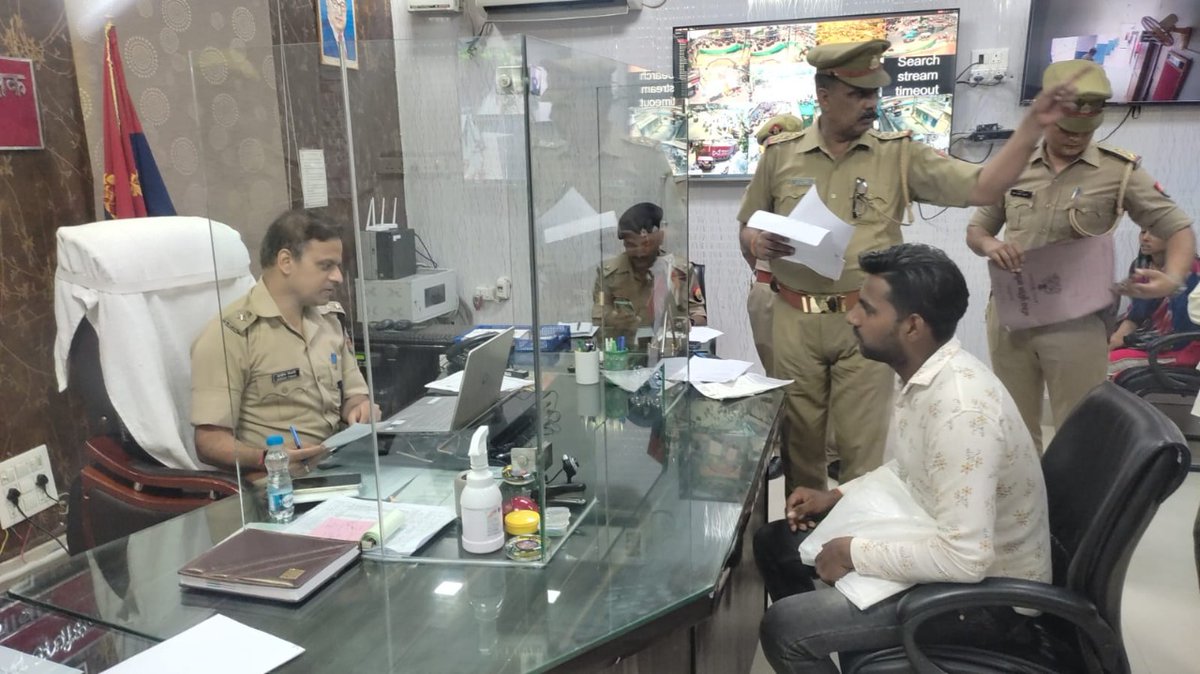 firozabadpolice's tweet photo. वरिष्ठ पुलिस अधीक्षक फिरोजाबाद द्वारा पुलिस कार्यालय पर आने वाले समस्त फरियादियों की समस्याओं को सुनकर ""डिजिटल खिड़की"" के माध्यम से समस्त थाना प्रभारियों को मौके पर ही निर्देशित कर कराया जा रहा गुणवत्तापूर्ण निस्तारण। https://t.co/P2XNYuHjAG