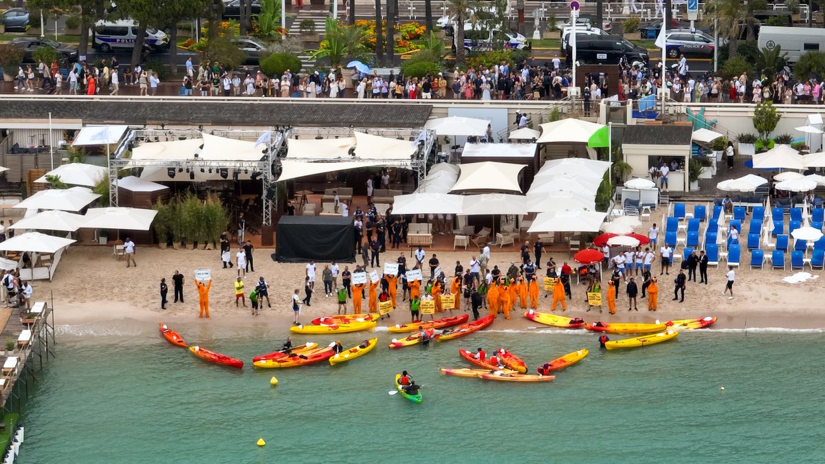 LLLLITL's tweet photo. #CannesLions: Greenpeace just crashed WPP's "Beach Party". 🏖 The giant advertising group works for fossil fuel companies such as BP, Chevron, Exxon and Shell, while the world needs a ban on fossil fuel advertising. #BanFossilAds #CannesLions2022 https://t.co/ZOZ7kNBbUH