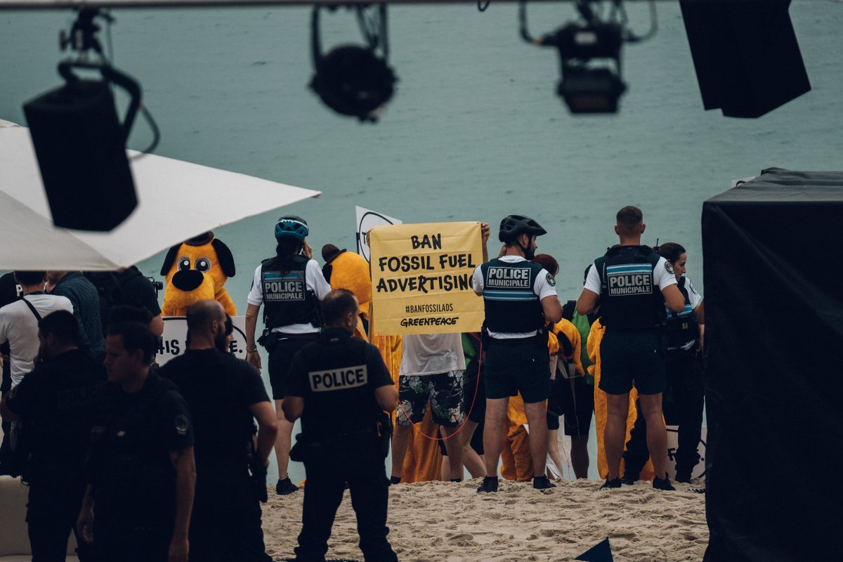 LLLLITL's tweet photo. #CannesLions: Greenpeace just crashed WPP's "Beach Party". 🏖 The giant advertising group works for fossil fuel companies such as BP, Chevron, Exxon and Shell, while the world needs a ban on fossil fuel advertising. #BanFossilAds #CannesLions2022 https://t.co/ZOZ7kNBbUH