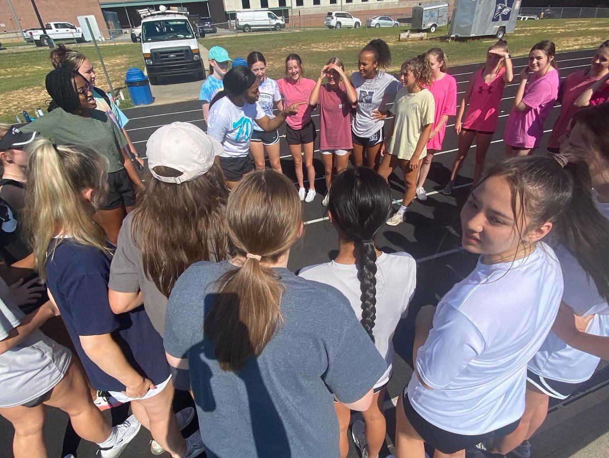 NPHSsoftball's tweet image. We had the best time with  @NPHS_VB today playing some capture the flag 🐺#strengthenthepack