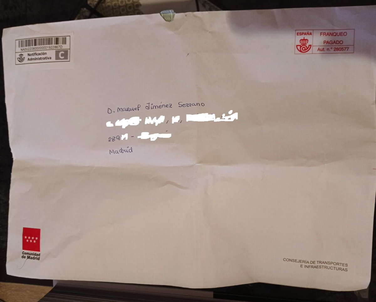 manueljimenezse's tweet photo. Que me explique @Correos  o @CorreosAtiende porque llega un sobre con documentación oficial de la @ComunidadMadrid así de doblado (4 dobleces). Los papeles están inservibles. #AsiOsVa https://t.co/xtGXbU59Rx
