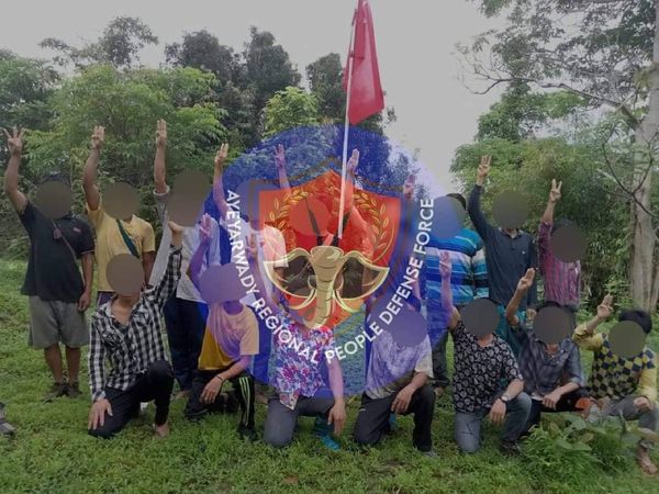 MizzimaNews's tweet photo. ဧရာဝတီတိုင်းတွင် စစ်ရေးကျွမ်းကျင်သူများစုစည်းကာ ဧရာဝတီဒေသ ကာကွယ်ရေးတပ်ဖွဲ့ ဖွဲ့ စည်း
====================

Read More |   https://t.co/f0bVcQHqRj

#mizzima
#ဧရာဝတီတိုင်း
#ပြည်သူ့ကာကွယ်ရေးတပ်ဖွဲ့များ
#စစ်ရေးကျွမ်းကျင်သူများ
#မိုင်းပိုင်းဆိုင်ရာ https://t.co/aUmKTxkeO7