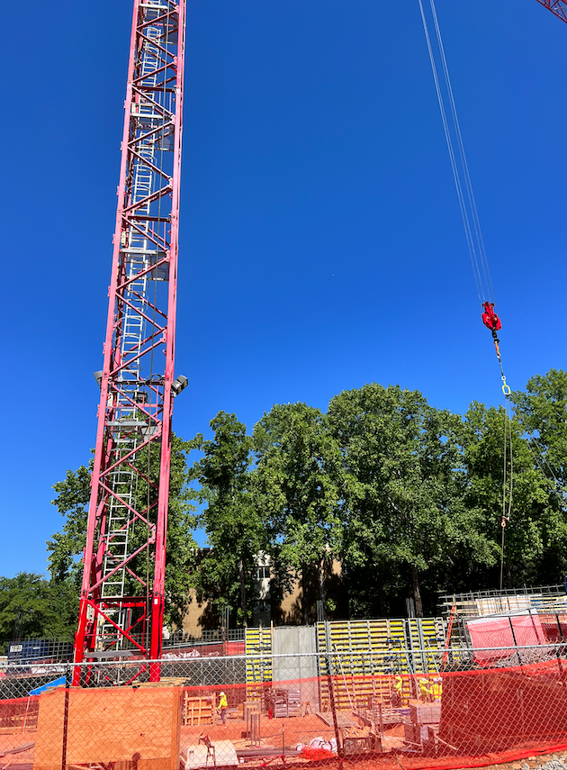 nplace01's tweet photo. Blue skies and a flurry of activity today around the #PoultryScienceBuilding in Athens! View a livestream of the action at https://t.co/rO9ijuEmcq. @UGA_CollegeofAg @universityofga https://t.co/klfnrn1QXX