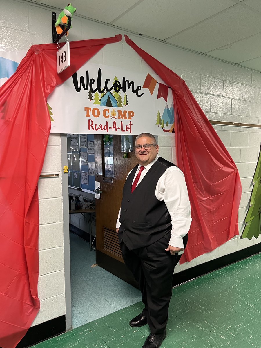 LindenhurstUFSD's tweet photo. Second grade students at Daniel Street Elementary School recently participated in Camp-Read-A-Lot and were happy to share their love of reading with our Superintendent of Schools. #LUFSD #LookAtLindy #DanielStES https://t.co/oqbKKPVfR7