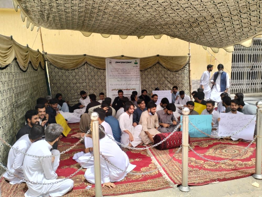 MirwiseMusakhel's tweet photo. Students in #Balochistan are always on roads to protest for their legal rights. They have been deprived of basic facilities. There’s no other option  left except resistance. #Justice4BmcStudents @dpr_gob @ChiefSecretary
#Justice4BmcStudents https://t.co/2JhK74yU2z