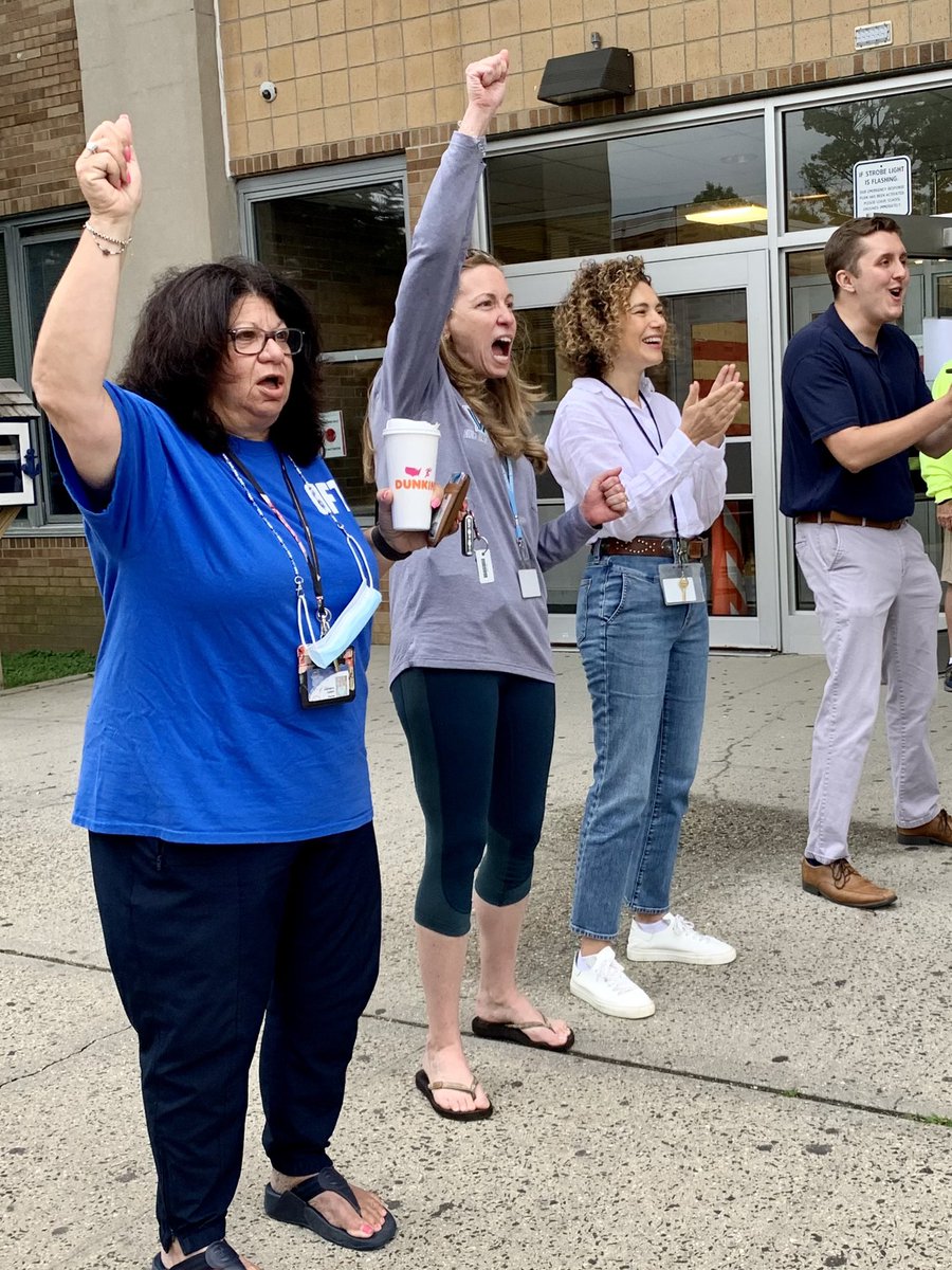 You got this!  #ohs_ny math teachers greeting and cheering kids on this morning for todays algebra 2 regents exam. #teachersrock <a href="/OSchoolsPR/">Oceanside School District #OSD_NY</a> @TeachMitch <a href="/DianeProvvido/">Diane Provvido</a> <a href="/oceansidesupt/">Dr. Phyllis Harrington</a> <a href="/Taramauer/">Tara Mauer</a>