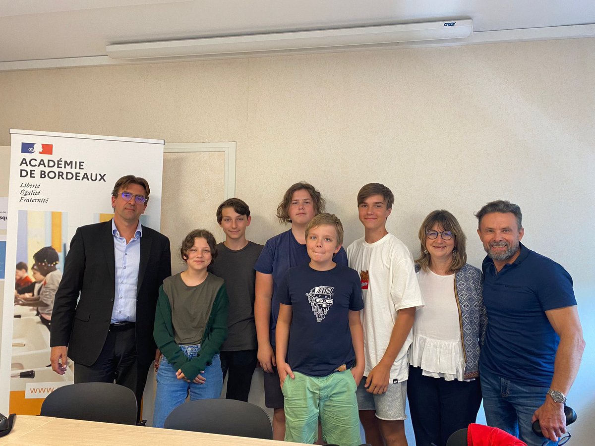 ABisagni's tweet photo. En présence du ministre, témoignages élèves et professeurs ukrainiens accueillis dans @AcBordeaux (ici collèges #Dax, #Pau #SaintMedard)🙏 aux professeurs #UPE2A ; classes virtuelles @cned en ukrainien : la langue, 1e richesse et marque d’une Nation; conserver le lien; 👏 à tous! https://t.co/sU5nj5D9Zz