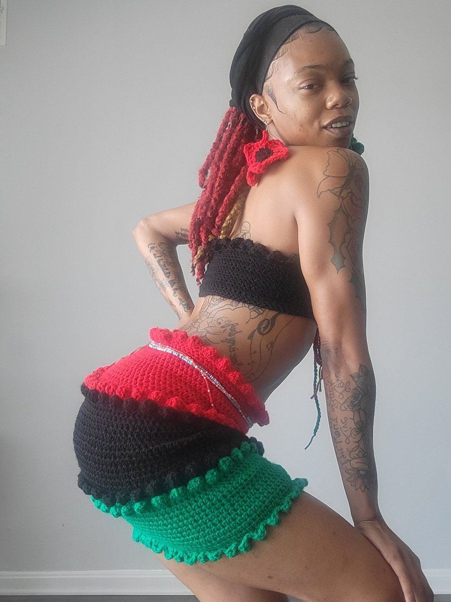 valenciaemon306's tweet photo. Juneteenth was such a vybe like it always is❤🖤💚 JourNey Apparel crochet wear 🌹 where we appeal to YOUR very essence #crochet #crochetwear #jourNeyapparel https://t.co/lCyjHnAtVf