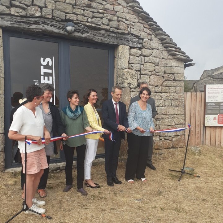 Prefet_48's tweet photo. Ph. Castanet @Prefet_48, S. Pantel présidente @DptLozere48, C.Fita VP @Occitanie inaugurent la nouvelle scénographie du domaine #Boissets
👉Haut lieu d'interprétation de l'agropastoralisme &
de l'interaction humaine avec l'environnement sur les Causses et Cévennes @France_UNESCO https://t.co/UNu20CcTAF