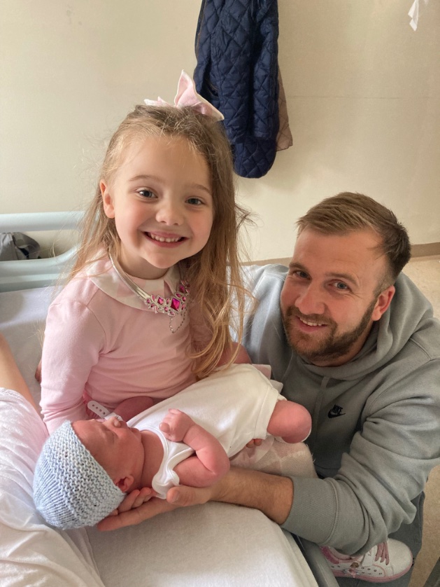 First big sister cuddles ❤️ Welcome to the world Dawson Charlie Fox Thank you <a href="/charlotteyc137/">Charlotte Fox</a> ❤️ Some shift😂