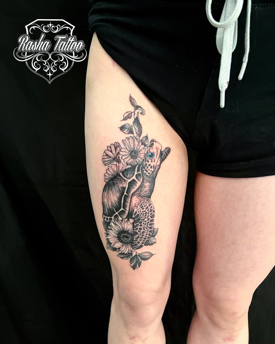 Turtle and flowers for @savleighh 
#rashatattoo #pentictontattoostudio #pentictontattoorasha #pentictoninked #turtle #turtletattoo #turtletattoodesign #girlswithtattoos #girlytattoo #inkedgirls #inkedup #tattooinsta #tattooedgirls #tattoolover #tattoowork #tattoogirl #tattoolife