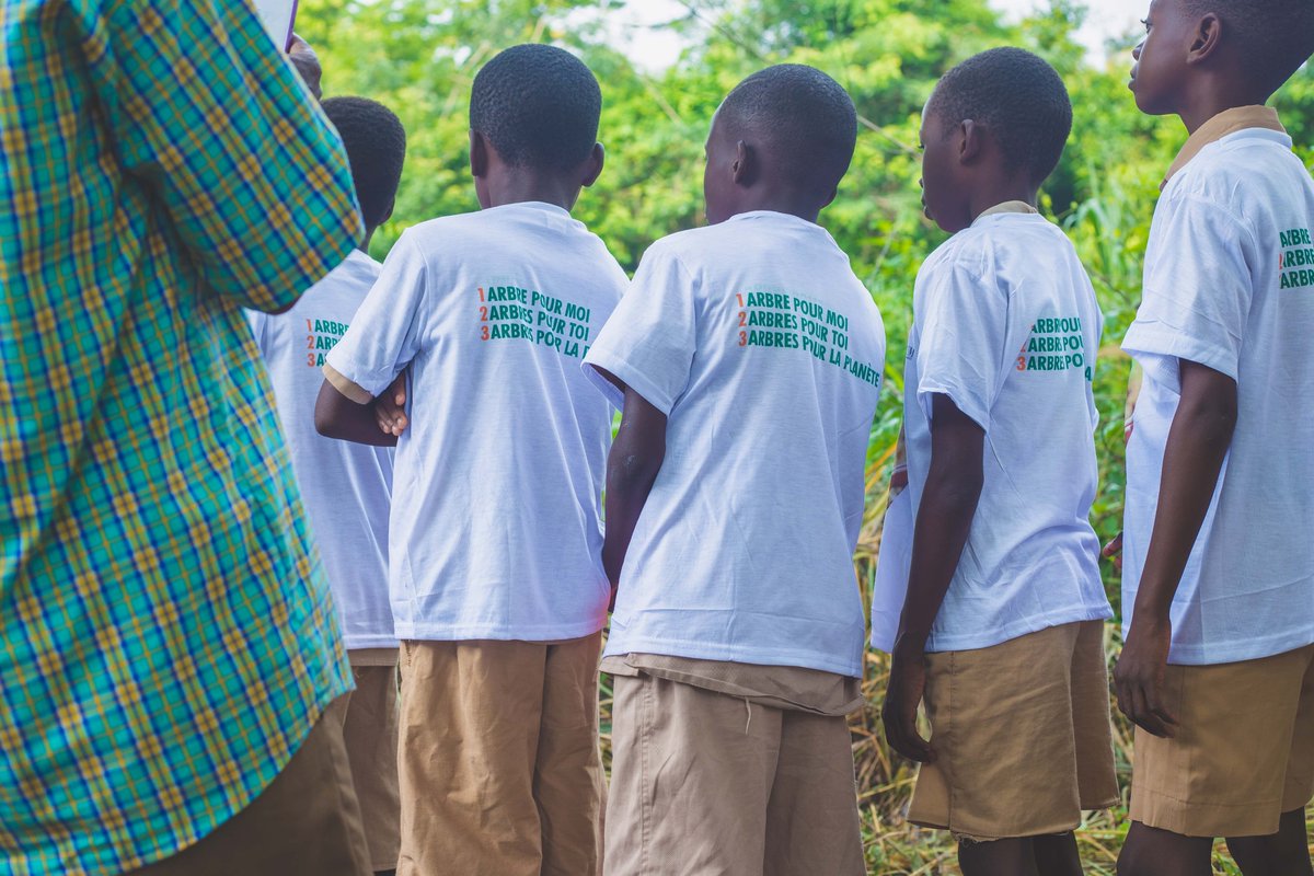 Près de 200 écoliers de la région de l'Agnéby-Tiassa (Côte d'Ivoire) ont participé à la #plantation d’arbres dans la forêt classée de Yapo-Abbé et son arboretum, accompagnés par Colas et l’ONG Impactum