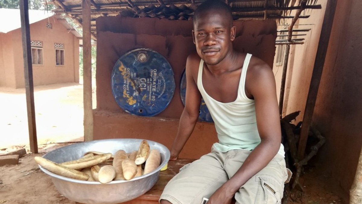 OpportunityIntl's tweet photo. 🧵 1/ Jean is a second-generation baker determined to make the finest bread in Gemena. “Some strive only to fill someone’s belly while not thinking twice about taste and quality,” he says. #waymakerwednesday #waymaker #drc https://t.co/CGUBiAl0QM