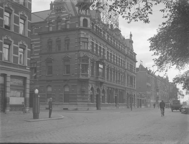 De Maaskade ter hoogte van het gebouw van de firma Hulstkamp, 1931-1936.