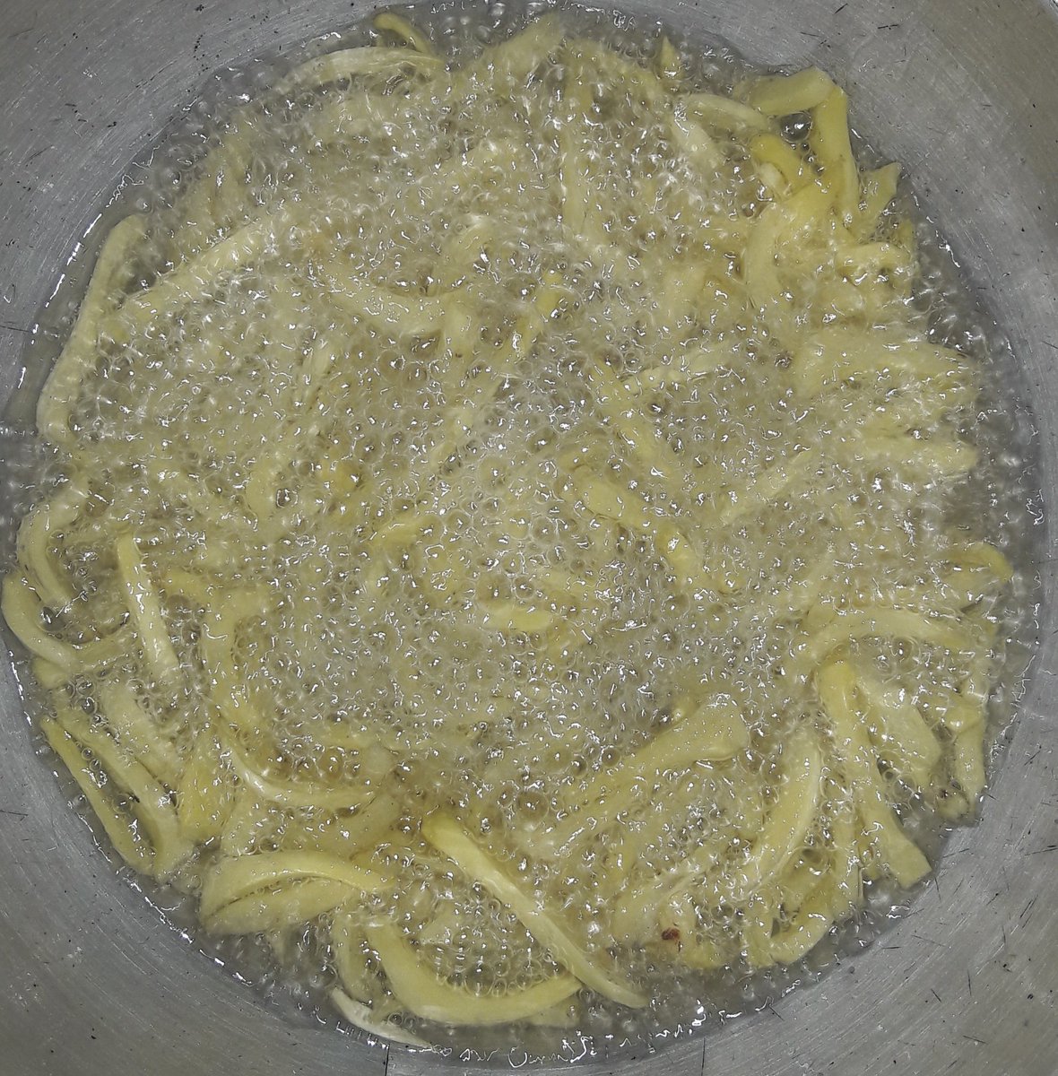 BorncuriousG's tweet photo. Jackfruit chips🍟with kadak cha☕️ on a rainy evening #Jackfruitchips #Goa #phanas https://t.co/heumkMIqH1