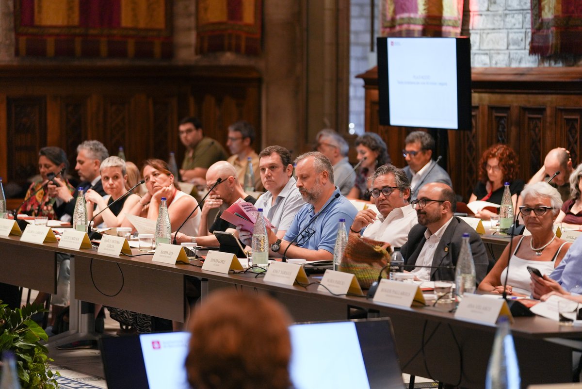 🌃 Sessió de cloenda de la Taula Ciutadana per a una Nit Cívica i Segura.
 
🗣️ S'ha presentat el pla d'actuació a partir del consens dels diversos actors relacionats amb l'oci nocturn: administracions, cossos policials, entitats ciutadanes i associacions empresarials.