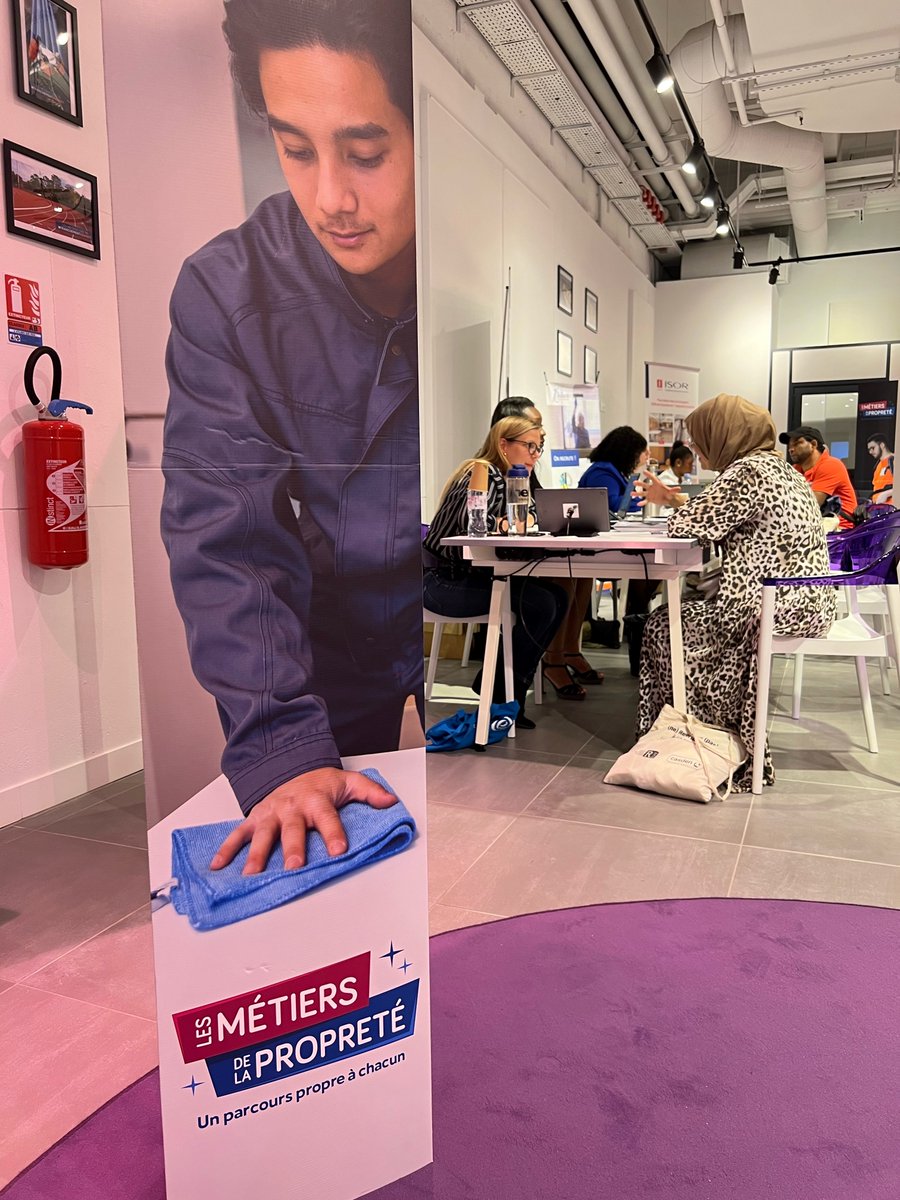 FedeProprete's tweet photo. [EVENT] Encore trois jours pour rencontrer les professionnels du secteur et participer à la Semaine des métiers de la #Propreté pour peut-être intégrer se secteur essentiel et utile à tous, comme aujourd'hui à @Ville_Pau , @Villedepessac, @Rosny_sous_Bois et @Rouen ! https://t.co/X7HOBdhQl7