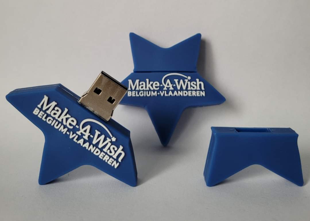 🤩Nieuw in onze webshop🤩

Bewaar uw mooiste herinneringen op onze gepersonaliseerde USB stick! 💙💫

Met 32GB bevat deze drager voldoende geheugen voor heel wat leuke foto's en filmpjes!

Bestellen kan op de webshop: makeawish.be/product/usb-st…
