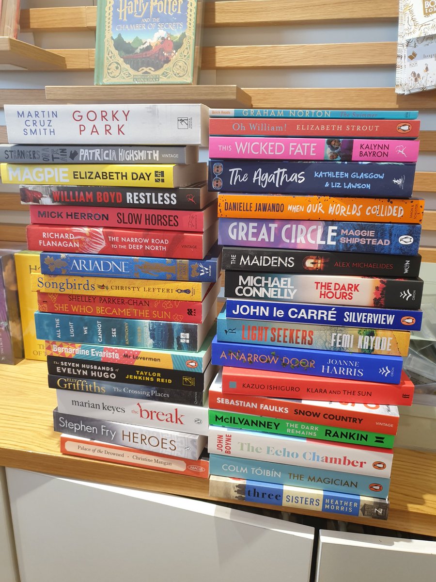 QueensSch_Lbry's tweet photo. We have had a great afternoon @Waterstones buying books to add to our stock as part of #GrowYourLibrary with a gift card we received from @HertsLearning Thank you for supporting our library. #love #newbooks @GreatSchLibs https://t.co/FxxJAtUshw