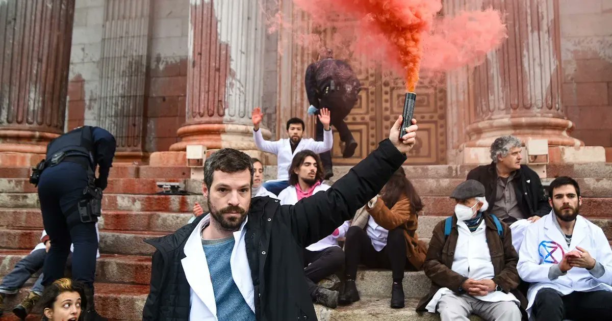 ICYMI. Over one thousand scientists across the globe chained themselves to the doors of banks and govt buildings to call for immediate action on the #ClimateCrisis. Did you see that story in the mainstream press anywhere? buff.ly/3DSsbtm

No time to waste. #ActOnClimate