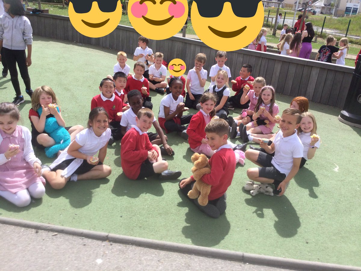 SchoolHillside1's tweet photo. #P3THillside earned a double treat and chose to do baking and bring in a teddy bear. π» Some kind pupils even chose to give away their cakes to staff members and a pupil who was off sick. #soundsofsuccess #kindness https://t.co/9QGCtZNySv