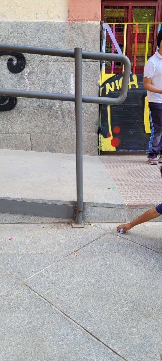 CeipPi's tweet photo. @Lineamadrid solicitamos reparación urgente, con peligro de cortes en la puerta de la guardería el duende situada en la plaza del dos de mayo. https://t.co/ziNL9NOFmF